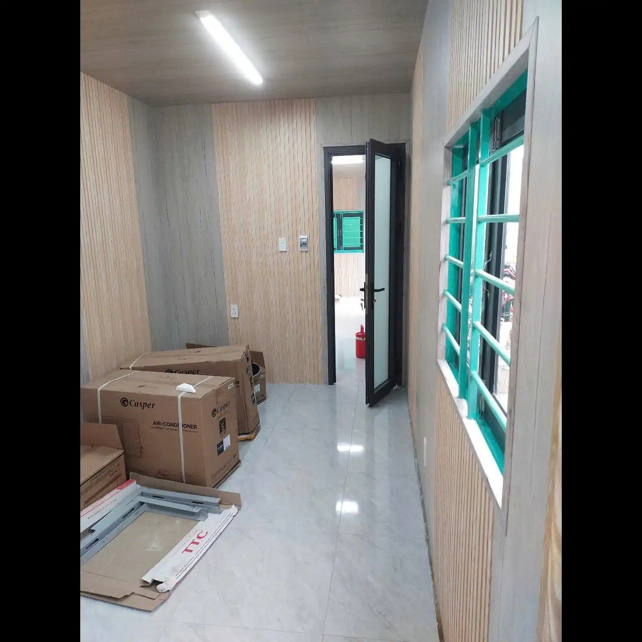 Container Nhà Ở 40 Feet Xám Ốp Gỗ Chia 2 Phòng Có Toilet